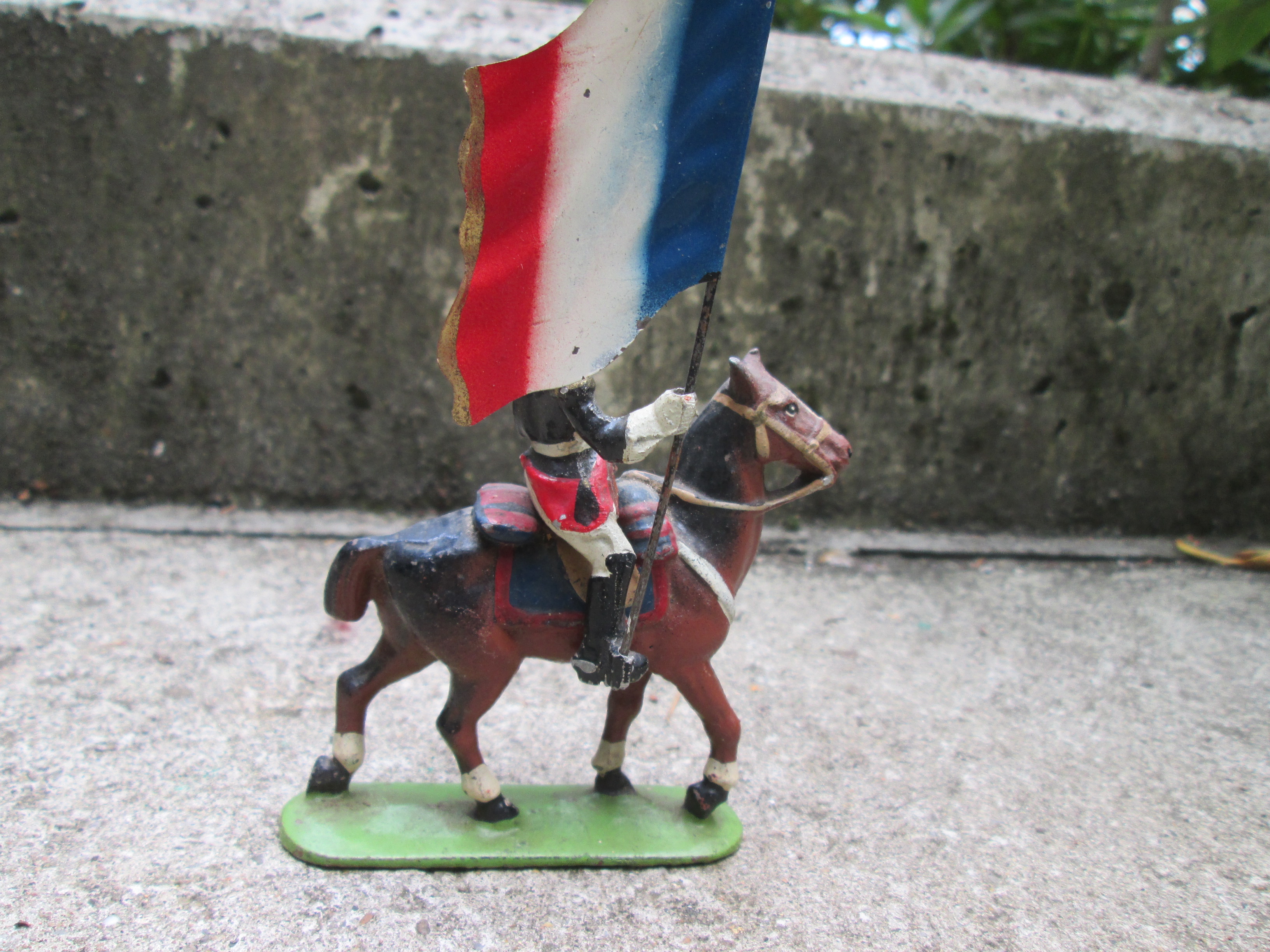 Aluminium Franse kurassier op paard met vlag zeer bijzonder en mooi gemaakt merkloos.