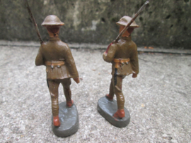 ELASTOLIN 2 British soldiers 7 cm. 2 Engelse soldaten marcherend. ongemerkt