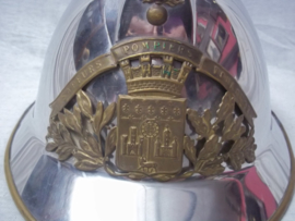 French fire helmet, modell 1926 with firedepartment badge of a city. Franse brandweerhelm M-26 compleet, met embleem met stadswapen, zeer apart.