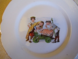 Nice remembrance plate, with children dressed as soldiers, wandbord met kinderen als soldaatjes