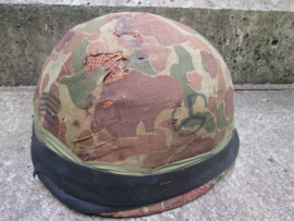 Belgium paratrooper helmet, german model used in the 70-80. Belgische parahelm, Bundeswehr model. mooi met nog camouflage doek, komt zo van de eigenaar. dat maakt de helm levendig en origineel.