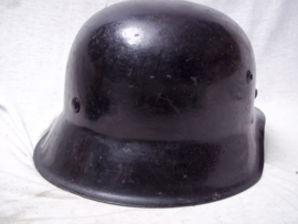 German helmet Mdl 1942, size helmet 62 size innerliner 55. together found with the Jungvolk belt. Duitse helm Model 42, samen gevonden met de Jungvolk Hitler-Jugend koppel. maat 55 maat helm 62. mooi gedateerd binnenwerk en kinriem.