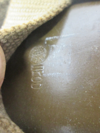 Japanese canteen M-99, complete and nicely marked. Japanse veldfles met de originele houten sluitdop, onderkant is gemarkeerd.