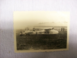 Photograph, NSFK crew and plane. Foto Luftwaffe zweefvliegtuig op de Knobbel