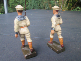 LINEOL 2 American US Navy sailors in white uniform. 2 Amerikaanse matrozen van de US Navy. goede staat.