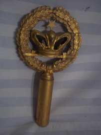 Vlaggenstandaard vuurverguld, 18cm. in driedemensionale  kroon in lauwerkrans met daaronder een sabel en de letters OF. zeer decoratief