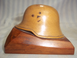 Miniature German helmet Model 1916 made of wood.  Miniatuur helm Duits WO1 gemaakt van hout, zeer apart. 10 bij 10 cm.