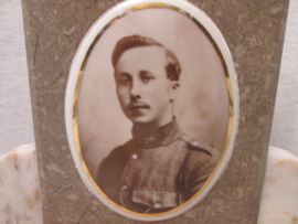 Graffoto, van een Belgische soldaat, gebruikt als herinneringsmonumentje voor de schoorsteen.