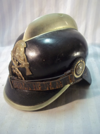 German firehelmet 1910- 1930, complete with 2 cocards. Duitse leren brandweerhelm, compleet met de 2 cocarden, binnenwerk, embleem, stormriem en zelfs de makerplaatjes.