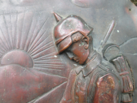 German memorial plaque. Duitse grafplaat van rood koper voor in een huis altaar ter herinnering aan de gesneuvelde. zeer nette plaat Dem Toten Helden ein Gebet. 25 bij 32 cm. leuke voorstelling TOP