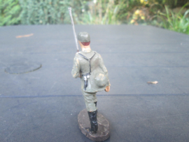 ELASTOLIN German soldier marching, marcherende Duitse soldaat.