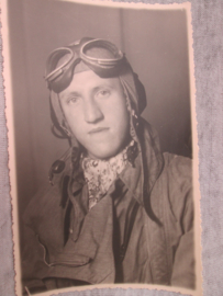 Photograph of a German airman. Duitse foto met een Luftwaffe piloot in vliegeroverall met cap en bril. mooie aparte foto.