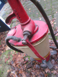 SHELL oil pump. Shell olie vat pomp wat je handmatig op kom pompen, mooi gemarkeerd decoratief stuk.