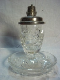 Cristal ashtray with on top a silver schako with Guards badge. Kristallen asbak met een deksel en daarop een verzilverde schako van het Garde Regiment. zeer apart