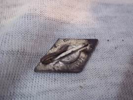 German capbadge Hitler Youth. HJ diamond, nicely marked misses 1 pin. HJ pet embleem 1 pin afgebroken mooi gemarkeerd emaille uitvoering.