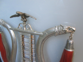 Duitse militaire lyra, met 2 kleurige paardenstaart, adelaar en adelaarskoppen, compleet met houten handvat en muziekplaatjes, zeldzaam stuk gebruikt door Wehrmacht en Reichswehr. jaren 30-40. Berlijns zilver.