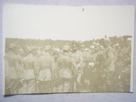 Photograph with the German Crownprins. Foto met de Duitse kroon prins die medailles uitdeelt.