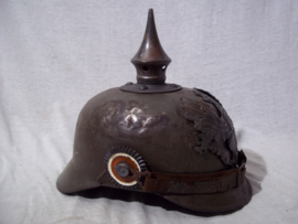 Metal ersatz spikehelmet with innerliner. Blikken pickelhaube, meestal van de BING speelgoed fabrikant, met Pruisen helmplaat en binnenwerk. Een ersatz pickelhaube van metaal in deze staat zijn zeer zeldzaam.