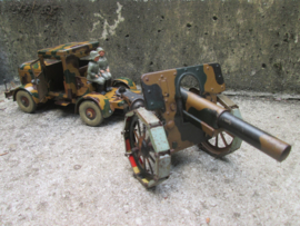 German Tippco Military truck with canon. The canon is in working order, Duitse vrachtwagen wehrmacht camouflage met kanon zeer apart en in een goede staat. alles werkend.