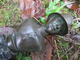 Bronse buste of a Belgium firefighter. Bronzen buste van een Belgische brandweerhelm op marmeren voet, 22 cm in totaal, zeer bijzonder stuk.