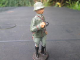ELASTOLIN German officer with binocular. Duitse officier met verrekijker.