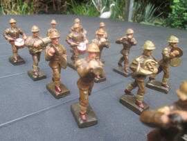 LINEOL Belgium soldiers drumband smaller size. 15 Belgische soldaten drumband 1 met lyra. kleiner model soldaatjes bijzonder apart.