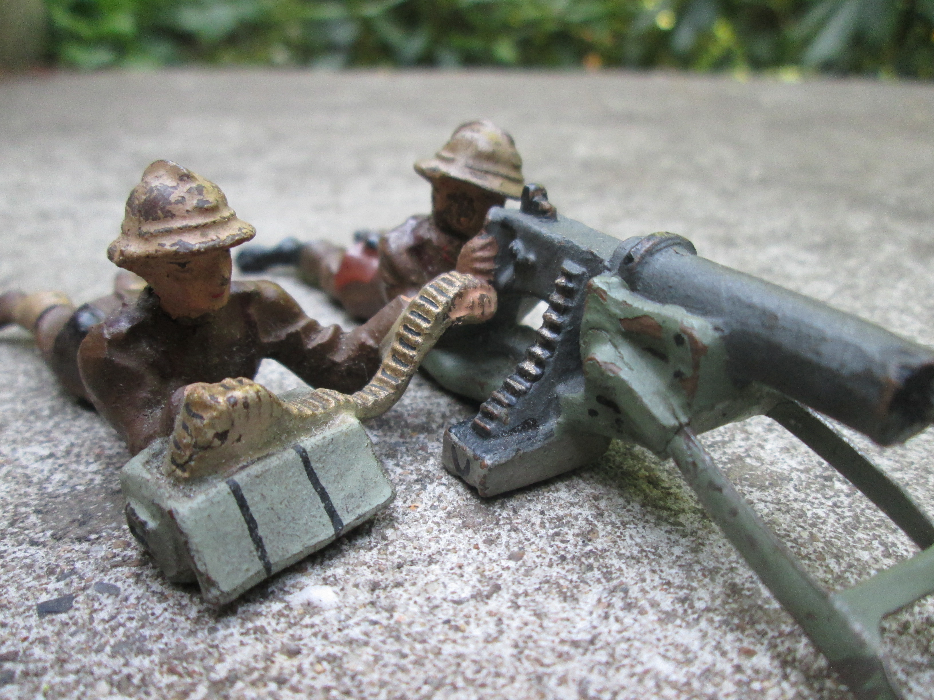LINEOL Machine gunner Belgium army. Speelgoed soldaatje Belgische mitrailleur met lader.