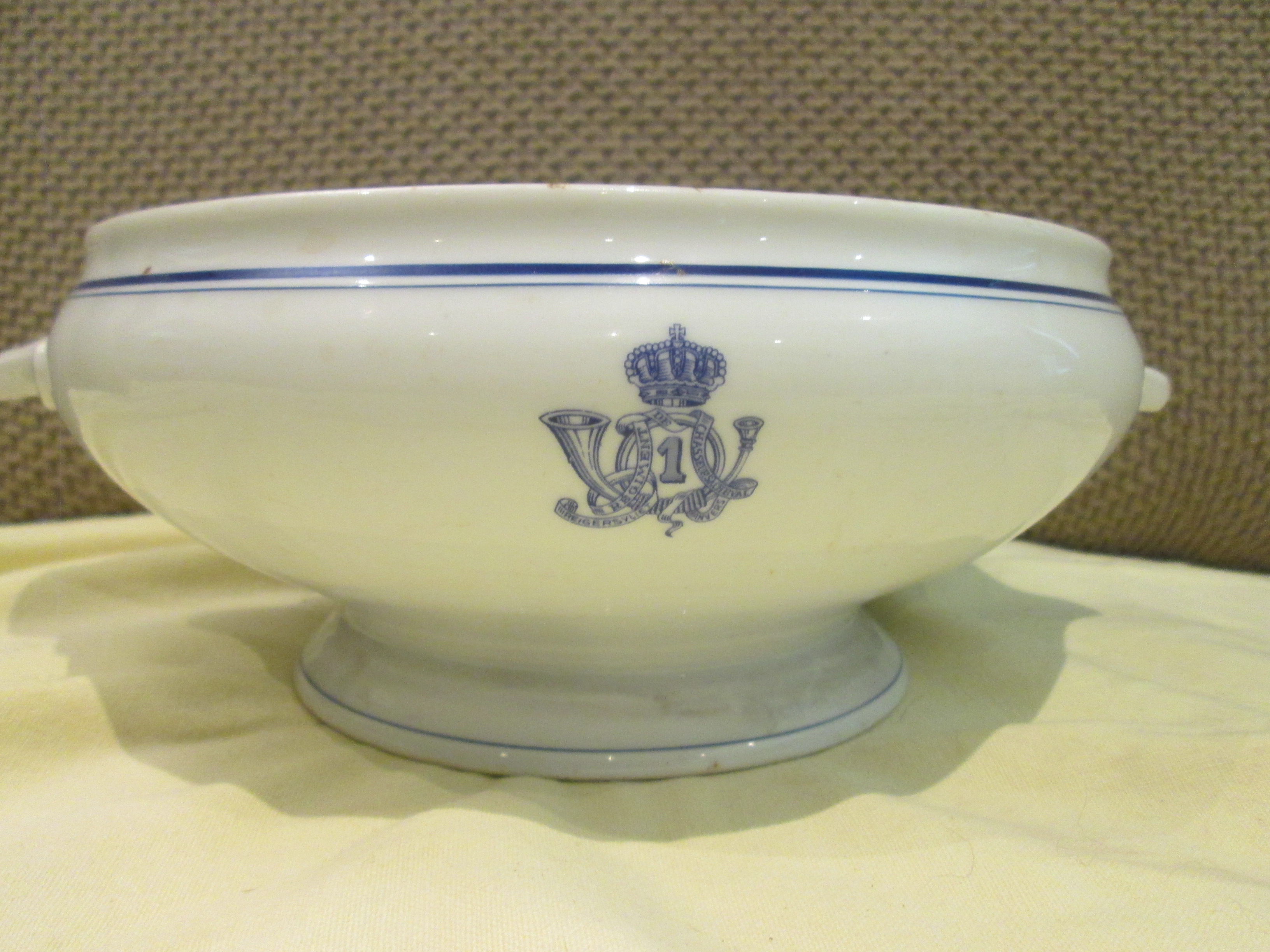 Belgium pre WW2 officers mess bowl. Belgische porseleinen kom met regiments embleem voor WO2