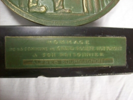 Heavy bronze table medal for prisoners of war Zware bronzen plaquette voor teruggekeerde Belgische Krijgsgevangenen