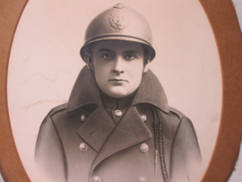 Photograph of a Belgium soldier wearing the casque Adrian. Foto van ee nbelgische militair met helm model 1915.