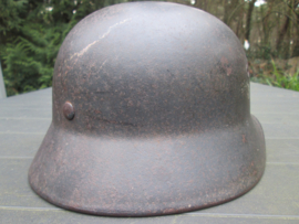 German Air Force helmet single decal original colour chinstrap nice condition. Duitse Luftwaffe helm met decal mooi onaangeroerde helm. in deze staat niet meer zo gemakkelijk te vinden. leren kinriem gemarkeerd.