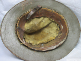 Portugese helmet 1916, very rare, brodie model also worn by British officers because of the weight. Portugese helm met binnenwerk, welke meestal weg is zeer zeer zeldzaam stuk mooi originele kleur met embleem TOP stuk.gedragen staat.