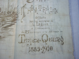 Met goud op stof gedrukt 37-23 cm. het theater programma over de 25 jaar geleden veldslag  1885- 1910  TUYEN-QUANG  Soiree Theatrale van het 1e Regiment legion Etrangere Vreemdelingen legioen zeer zeldzaam en apart.