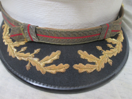 USMC officers white dress visor cap, with nice embroidered pattern on visor. The Berkshire named to major Melvyn Herbert Kerr. United States Marines officiers pet met opgelegd pet embleem.