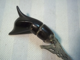 Miniatuur keris, als brievenopener, ebben houten greep lijkend op een vogels kop en Indonesisch zilver. zeer apart en leuk decoratief item.
