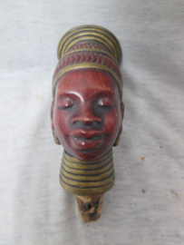 Old cork with the head of an African woman. Oude kurk met het hoofd van een Afrikaanse vrouw gemaakt van een soort papier mange. zeer decoratief en curieus.
