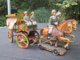 Tippco tin red cross ambulance with horses and German soldiers. blikken rode kruis huifkar met paarden en Duitse soldaten, zeer goede staat.