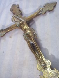 Bronse crucifix. Bronzen kruisbeeld uit kapel of kerk, zo rond 1910- 1930. mooi gemaakt en gedetailleerd. hoogte 58 cm. breed 28 cm.