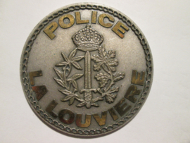 Belgium police plaque POLICE LA LOUVIERS. Belgische politie gendarmerie penning ongeveer 4 cm doorsnede.