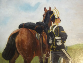 Painting on wood English husar with horse signed. Schilderij 35,5 bij 30,5 cm met lijst 45 bij 40 cm. gesigneerd M.W.S. Topps- 1906 olieverf op hout, zeer gedetailleerd, goede staat. gebruikssporen.