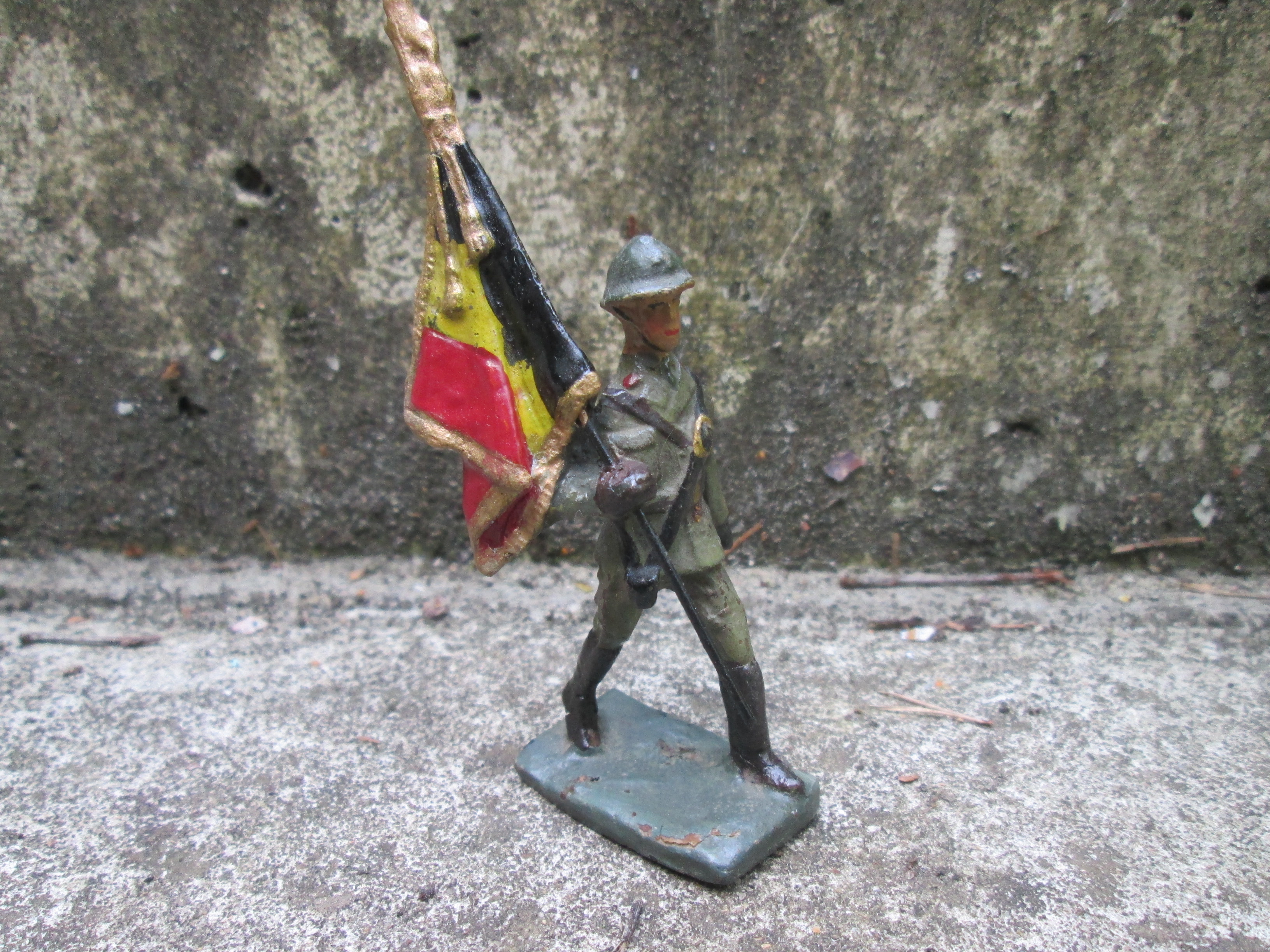 DURSO Belgium soldier with flag. Durso Belgische soldaat met Belgische vlag met standaard TOP stuk.