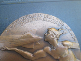 German Plaque Graf von Zeppelin. Duitse penning 6 cm. Amerikafahrt des Luftschiff LZ- 126. 12 October 1924. met start en landingstijden, bijzonder stuk.