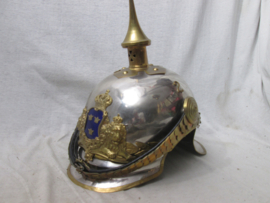 Swedish helmet model 1879, this helmet is 1928 pattern. Zweedse kurasssiershelm, officier met vuurverguld embleem en emaille . dit is de gemodificeerde model 1928. worden nu nog gedragen.