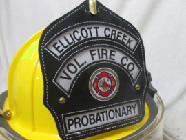 American firefighter helmet in a nearly mint condition nice with the eagle sign on the back. Amerikaanse brandweerhelm in een nette staat bijzonder decoratief item. zeldzaam stuk.