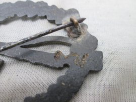 German infantry Assault badge, worn condition no maker. Duits Infanterie Aanvals Insigne, geen maker. gedragen staat.
