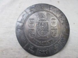 German plaque silver, Deutsche Kampfspiele 1934 - DEM SIEGER. Nürnberg. Duitse penning zilver sportwedstrijd 1934 in Nürnberg diameter  9 cm. zeer bijzonder stuk.