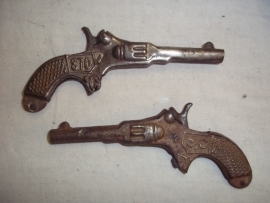 2 toy pistols in working order. 2 blikken pistooltjes, werkend jaren 40- 50.