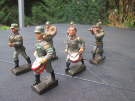 LINEOL 7 German soldiers with music instruments and flag. smaler size. 7 Duitse soldaten muziekkorps met vlaggendrager. kleiner model