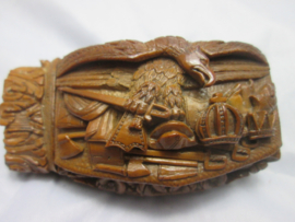 Cut from a nut a military scene of 1870-1871 by a French soldier, very detailed. Uit een noot gesneden een Franse cavalerist  en de adelaar met militaire items zeer gedetailleerd, helaas incompleet 1870-1871 Frans-Duitse oorlog.