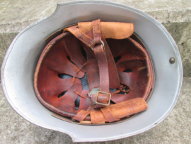 Swedish fire brigade helmet 1960/1970 with winter innerliner. Zweedse brandweerhelm met leren binnenwerk koud weer. apart stuk, worden moeilijk om te vinden.